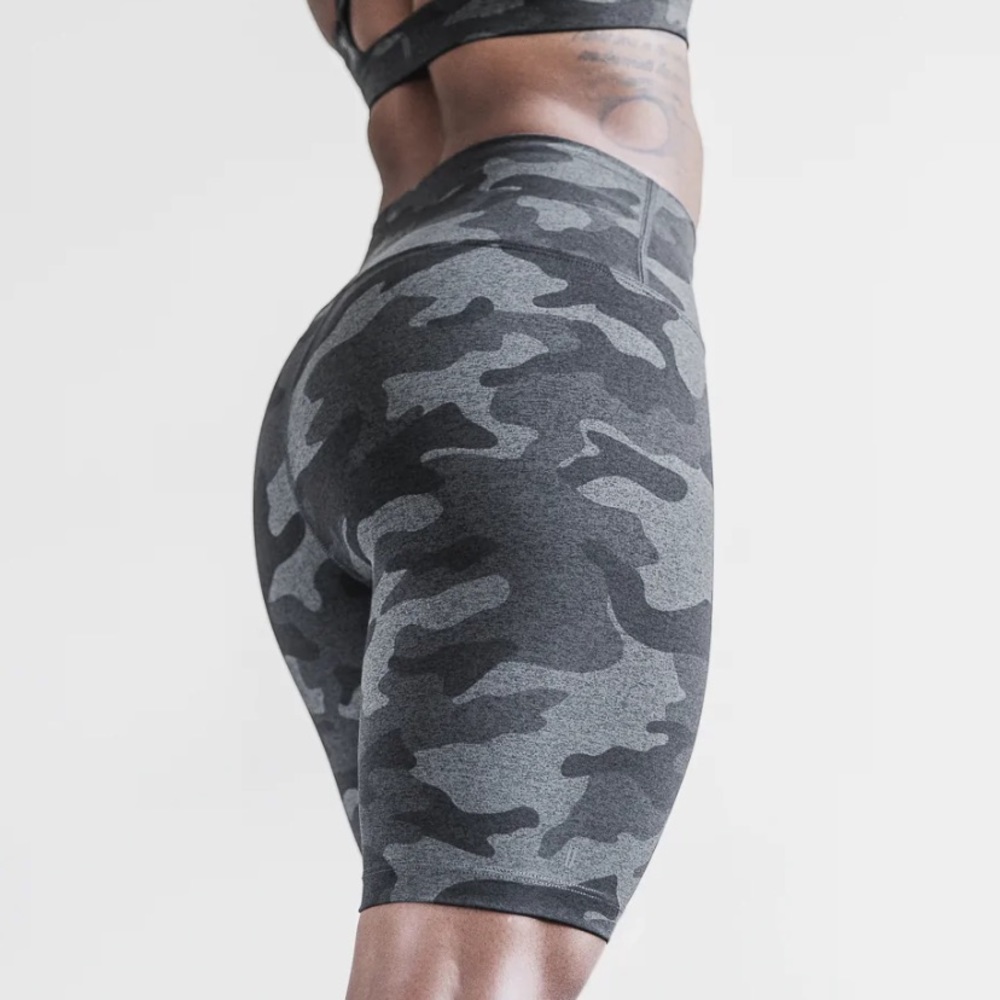 NoBull Project NWT women’s shorts 8” in charcoal camo